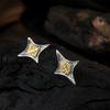Серьги в виде четырехконечной звезды с узором «Тан Травяной» золотого цвета с разноцветными блоками Трендовые серьги в виде звезд в стиле милитари