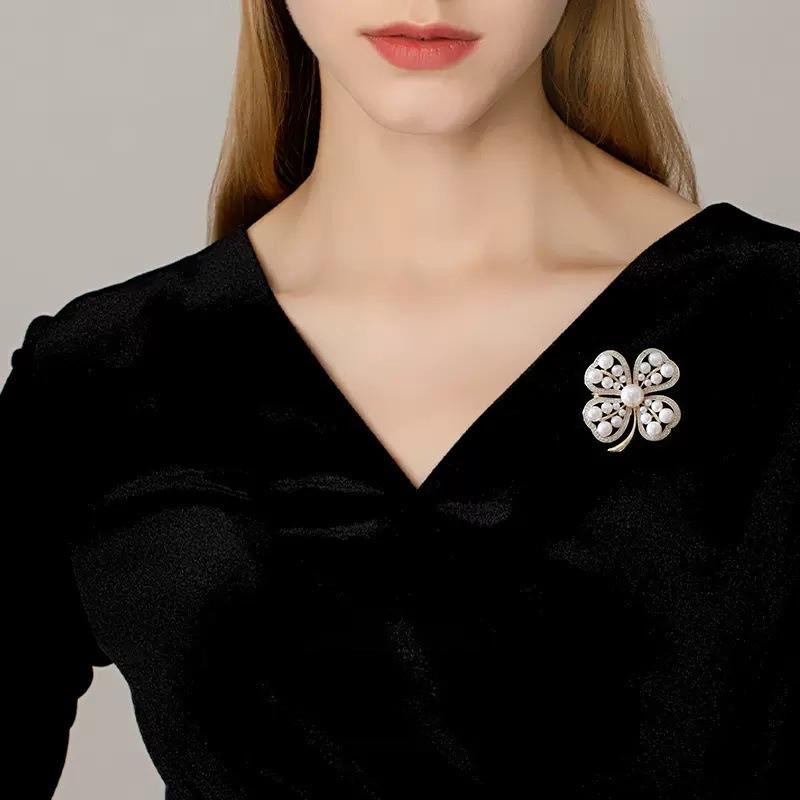 Брошь-клевер с четырьмя лепестками и жемчугом для женщин, элегантная и универсальная, модные и высококлассные аксессуары для одежды