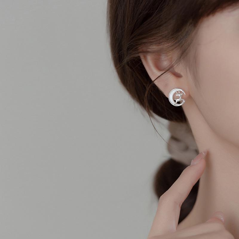 Рождественские серьги-пусеты в виде луны с оленями: Женская корейская простая мода, дизайн белой ракушки - Идеальный праздничный подарок