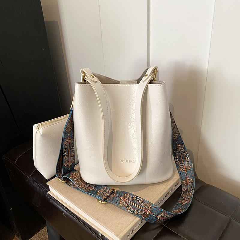 Оптовые сумки женские 2025 осень новая модная сумка через плечо для поездок на работу мягкая кожа большая вместимость сумка-ведро