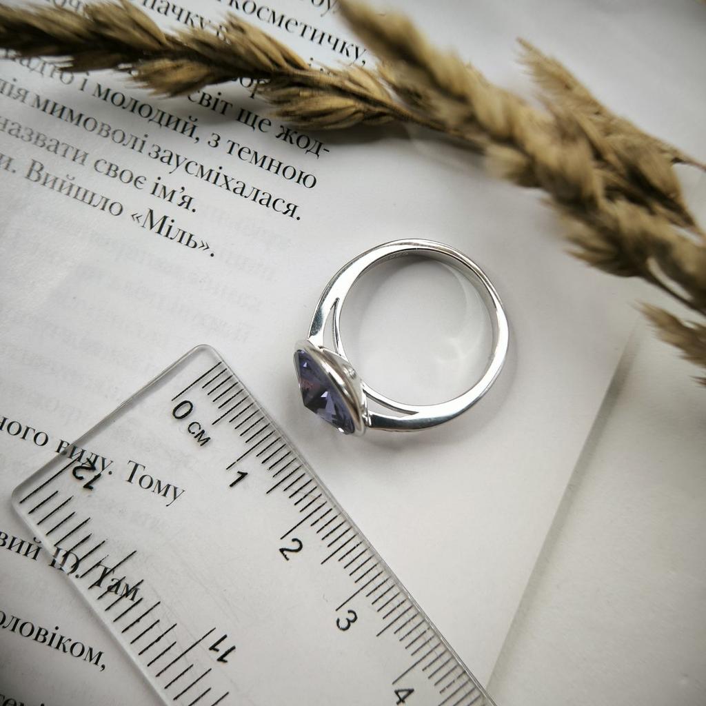 Серебряное кольцо с фианитами, вес изделия 3,58 гр (2177265)