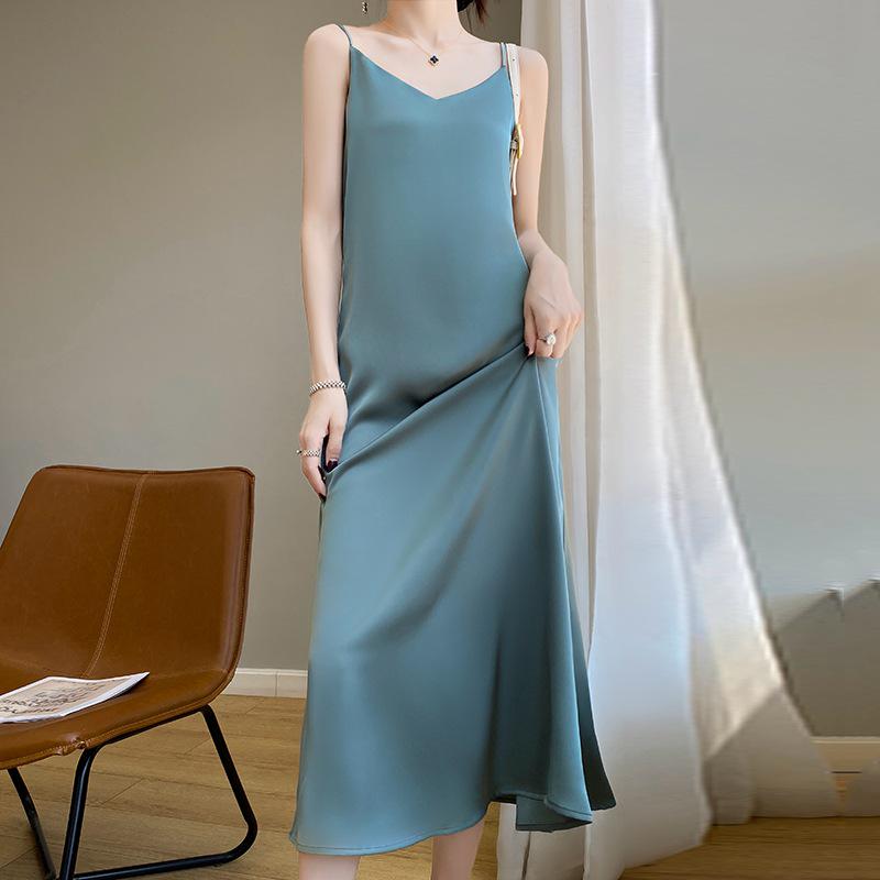 Женское платье-комбинация большого размера с V-образным вырезом из шелковой смеси - Коллекция Весна 2024