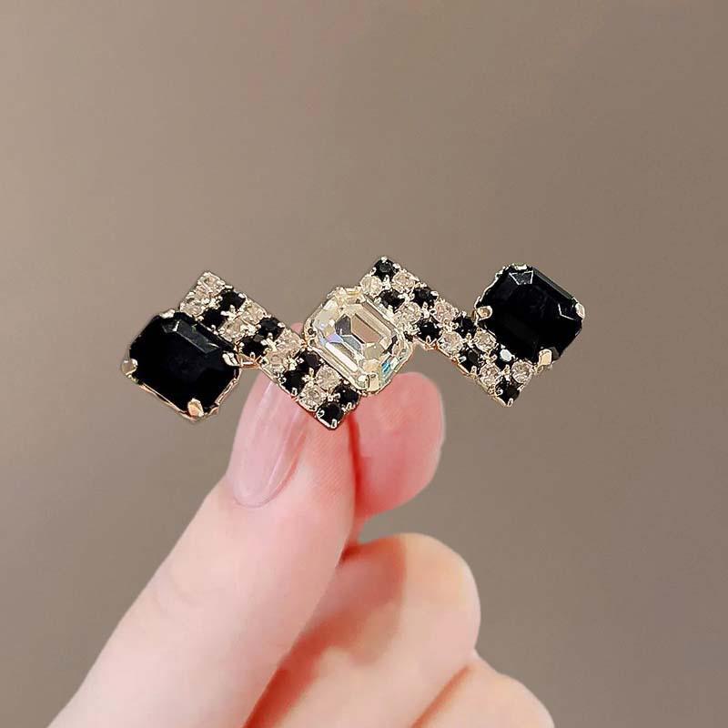 Summer Anti-Exposure Brooch: Fashionable and Luxurious Collar Pin for Women.