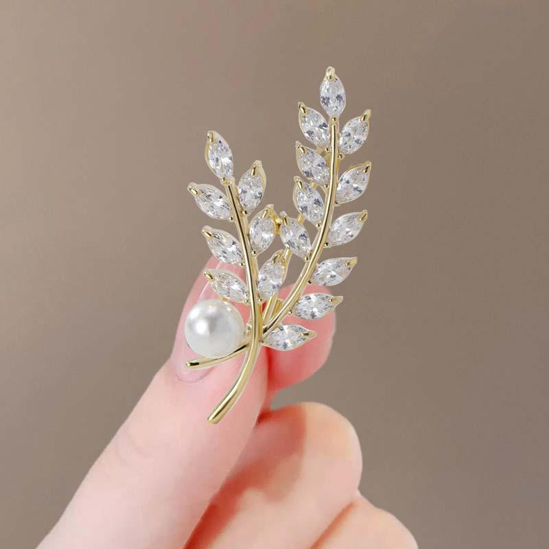 Summer Anti-Exposure Brooch: Fashionable and Luxurious Collar Pin for Women.