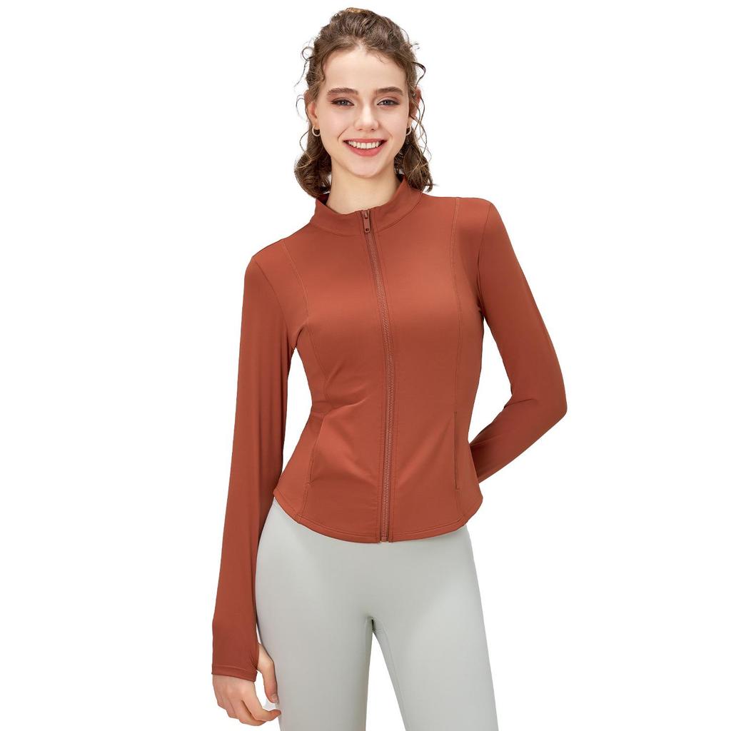 Женская быстросохнущая облегающая спортивная куртка с воротником-стойкой и молнией. Идеально подходит для занятий йогой и фитнесом на открытом воздухе осенью/зимой.