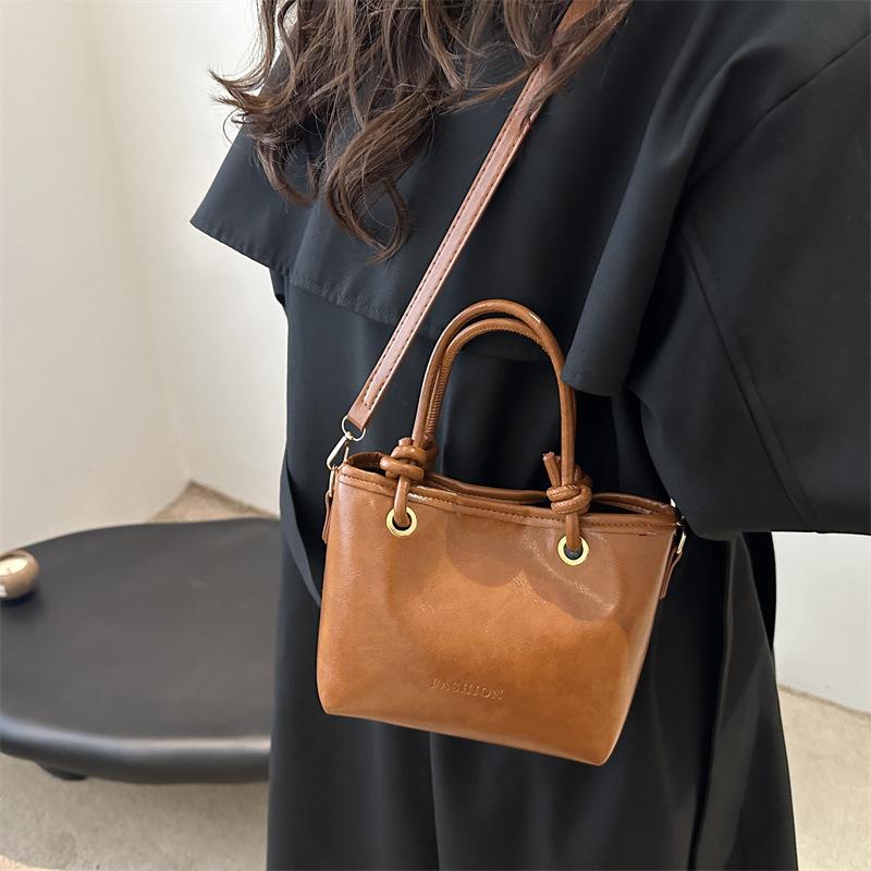 Ретро маленькая сумка женская 2025 новая нишевая дизайнерская трендовая сумка через плечо, сумка-мессенджер в иностранном стиле, портативная сумка-ведро