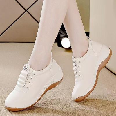 Китайская обувь для ходьбы для мамы весна новая модная обувь с мелким вырезом, нескользящая, удобная, с мягкой подошвой, белая обувь женская