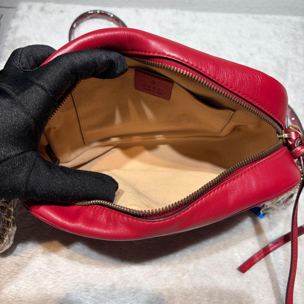 [Pre-Owned] GG Marmont Small Red Leather Quilted Wave Pattern Shoulder Bag With Gold Hardware - Very Good #VFSINX