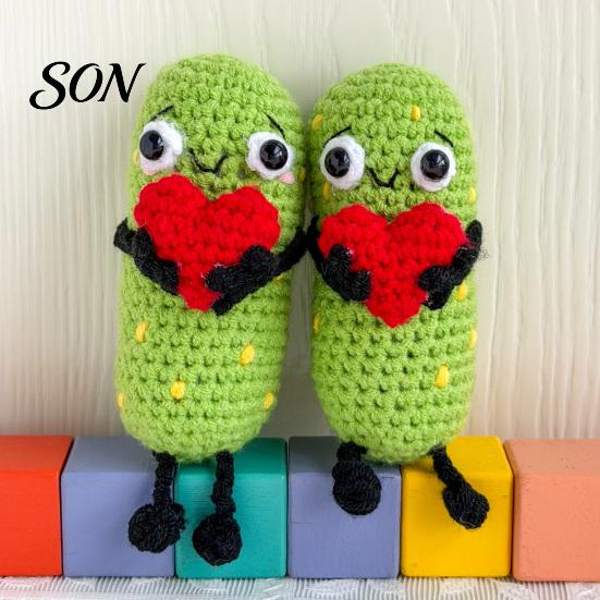 Hand-crocheted Doll 1/2Pcs Crochet Holding Heart Pickle, Handmade Knit Cartoon Yarn Pickle Kimchi for Desk Decoration Ornament, Valentine's Day Gift