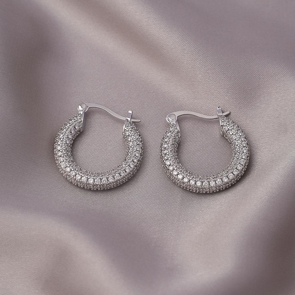 Серьги-иглы из серебра 925 пробы: Легкая роскошь, высококлассные пусеты и универсальный нишевый дизайн в виде колец для работы и стиля