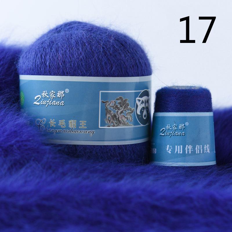 Набор для ручного вязания : 50 гр. моток плюшевой пряжи + нитки для сшивания того же тона