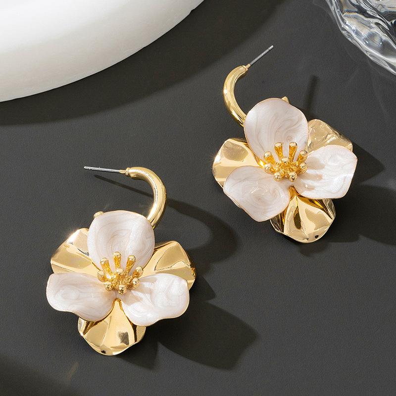 Комплект из цветочного колье и сережек