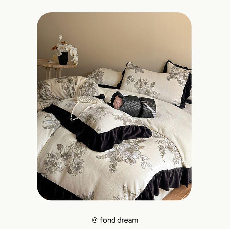 G5Z Постельное белье из молочного велюра и кружева: Утолщенный четырехсекционный комплект из фланели и кораллового флиса, двусторонний, с пододеяльником.