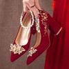 Национальные вышитые цветы Толстые высокие каблуки Женские туфли-лодочки для свадьбы с декором из крупных бусин на шнурке Женские замшевые туфли с острым носком для вечеринки