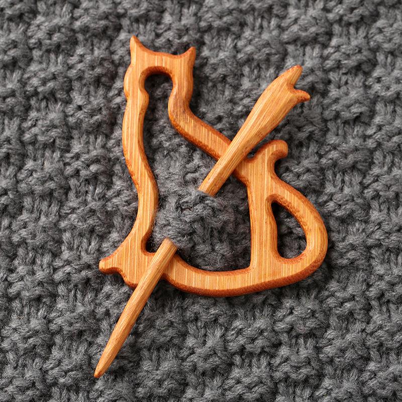 Brooch Pin with Woodenanimal Pattern