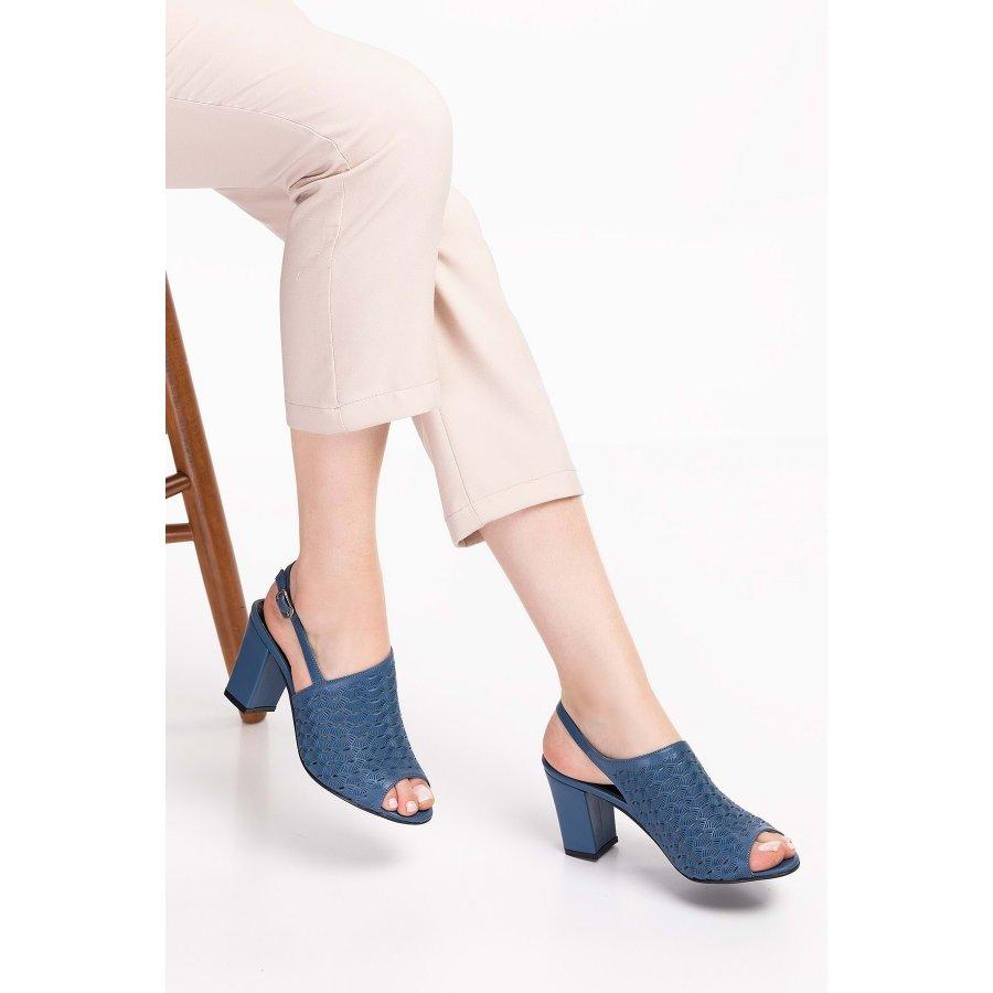 Женские стильные сандалии из натуральной кожи на среднем каблуке