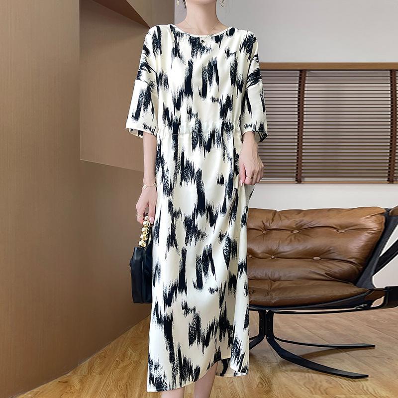 Уникальное французское платье с круглым вырезом и короткими рукавами с принтом, с темпераментом и нежным стилем талии. Женская атласная юбка миди.