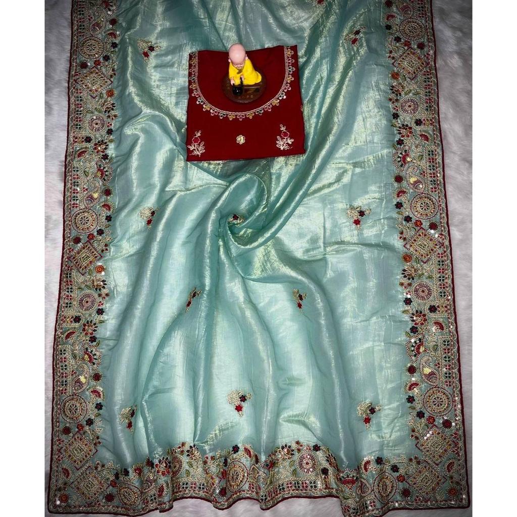 Ткань крэш золотого цвета с кодированной паллу цвета c, вышивкой в несколько нитей. По всему сари работа бута и кант с окантовкой.