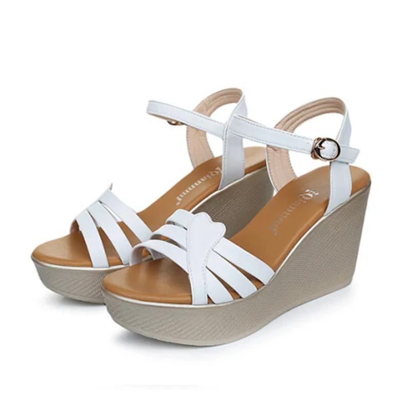 Универсальные Удобные Туфли на Толстой Подошве из Мягкой Кожи Сандалии на Платформе и Танкетке 2025 Лето Женские Сандалии на Высоком Каблуке Офис Мама