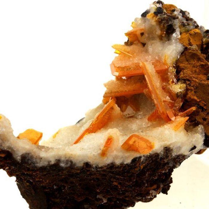 Pierres et Minéraux. Wulfenite. 349.5 ct. Trigo Mountains, La Paz, Arizona, USA.