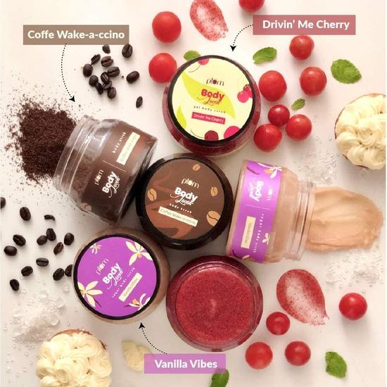 Plum Сахарный скраб для тела BodyLovin' Vanilla Vibes | Идеальный зимний скраб для тела | Масло бразильского ореха | Осветление кожи | Глубокое увлажнение | 100% веганский продукт