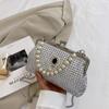 Корейская версия сумки-клатча с жемчужной цепочкой 2025 лето новая сумка женская модная сумка-мессенджер с заклепками сумка на плечо с клипсой
