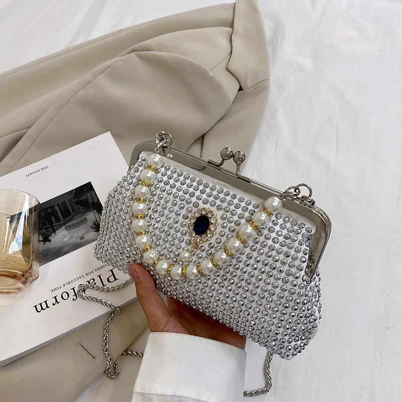 Корейская версия сумки-клатча с жемчужной цепочкой 2025 лето новая сумка женская модная сумка-мессенджер с заклепками сумка на плечо с клипсой