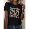 Европейские размеры Женская футболка с графическим принтом 'Peace Love Hippie Soul' с цветочным символом мира - Повседневный топ с коротким рукавом и круглым вырезом, средней эластичности