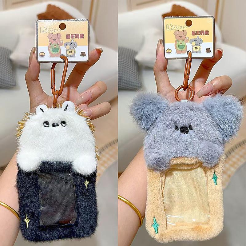 Очаровательный плюшевый брелок-подставка для карт в виде коалы, ленивца и ежика, аксессуар для студентов.