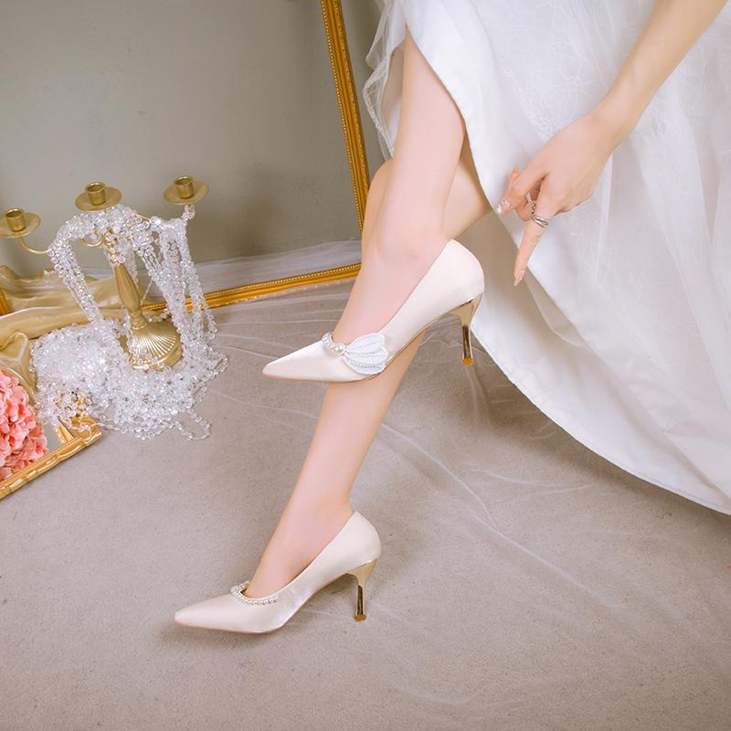Элегантные свадебные туфли на тонком каблуке с крыльями, женские туфли на высоком каблуке с острым носком и жемчугом, женские модные дизайнерские туфли-лодочки с завязками и бусинами