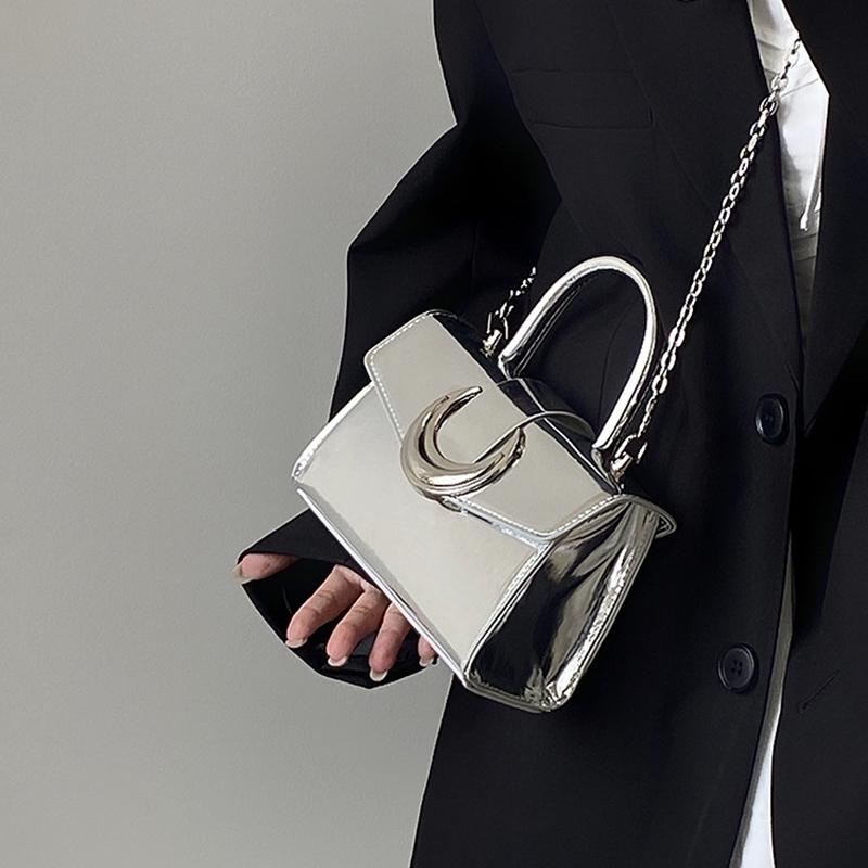 Чувство роскоши Женская маленькая квадратная сумка через плечо с замком-полумесяцем Модная лакированная кожа Однотонная Универсальная ручная сумка-кроссбоди с цепочкой CLE