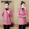 Пуховая куртка женская средней длины плюс размер, теплая куртка для мамы, тонкая утягивающая осенне-зимняя модная куртка