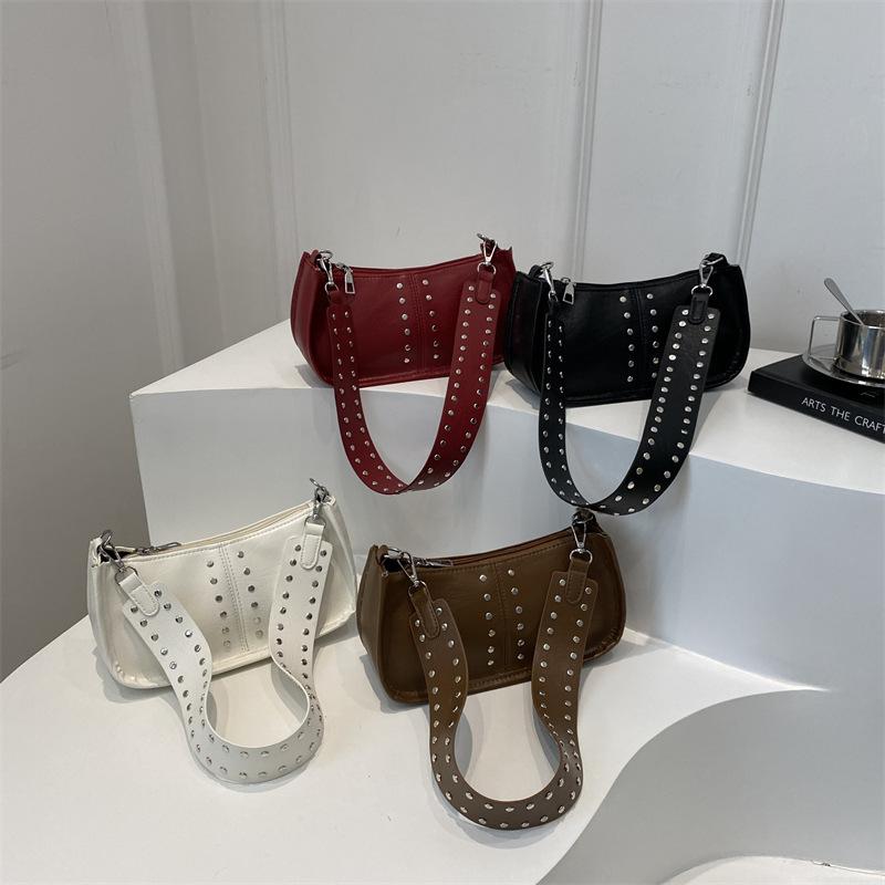 Повседневная женская простая сумка 2024 года, новая осенняя ретро-мода, заклепки, простая широкополосная сумка на одно плечо с косым ремешком, маленькая квадратная сумка