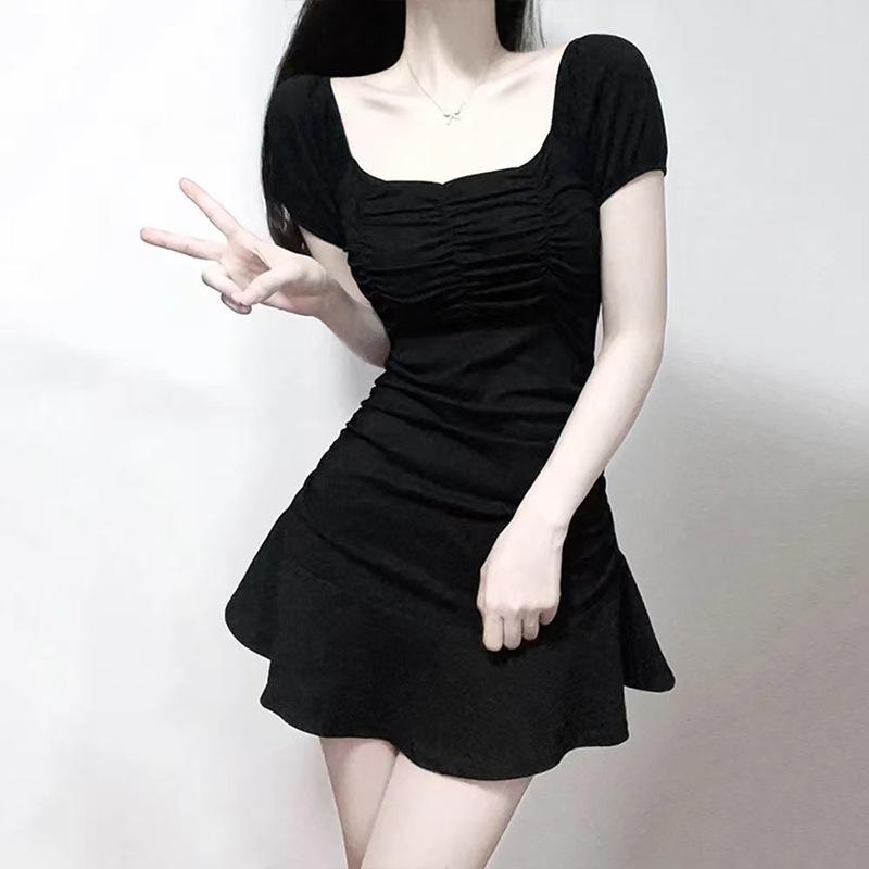 Маленькое черное платье А-силуэта с квадратным воротником в стиле Хепберн - Летний французский шик