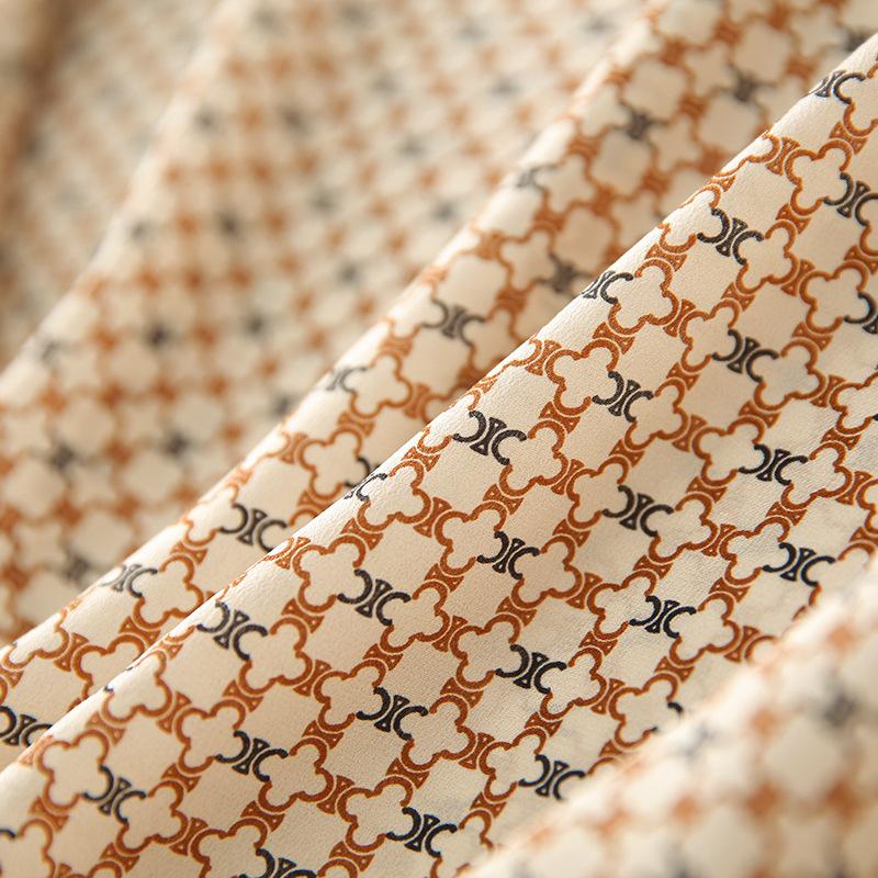 Узкая летняя женская футболка с короткими рукавами и принтом