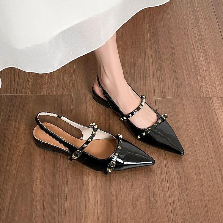 Женские сандалии с французскими заклепками, с сумкой на заднике, пустые, женские, 2025 новые, в стиле феи, с темпераментом, универсальные, повседневные, одинарные туфли, женские, летние, для улицы