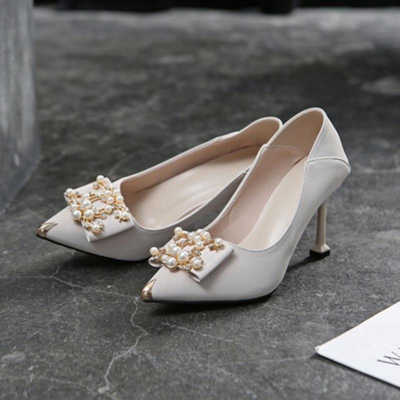 Новые стильные туфли на шпильках с острым носком, большого размера, большой ширины, с жемчужной пряжкой, женские одинарные туфли, свадебные туфли-бабочки