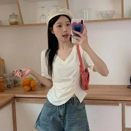 Женская футболка с короткими рукавами и V-образным вырезом, плиссированная - Летняя коллекция 2024 г.