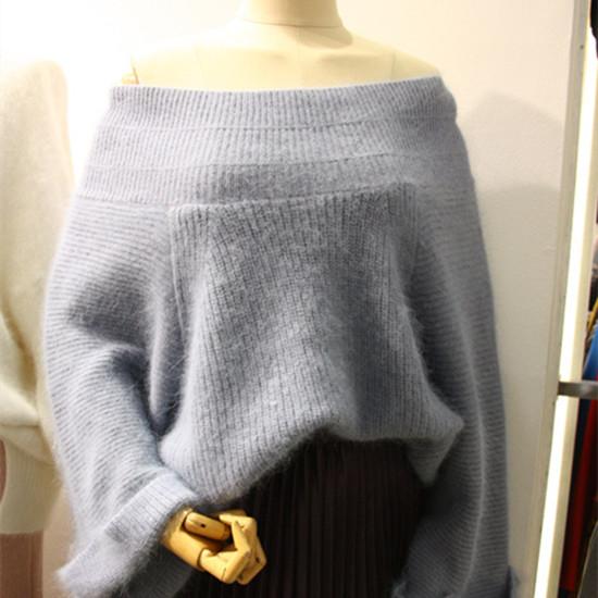 Женский свитер с широкими рукавами и открытыми плечами