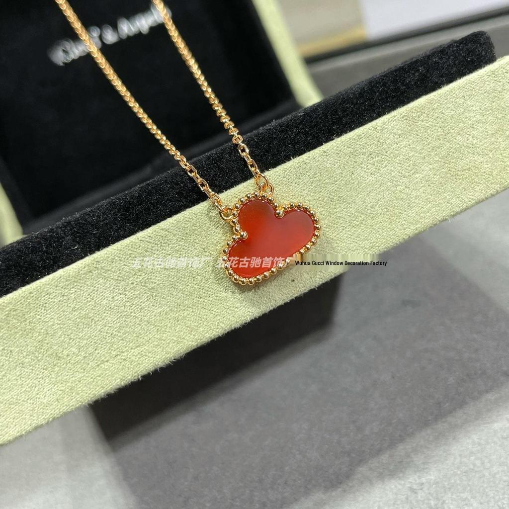 Ожерелье «Четырехлистный клевер» Van Cleef: Золотой кулон с дизайном в виде пяти цветков, с белым перламутром, красным агатом и бриллиантом для женщин.