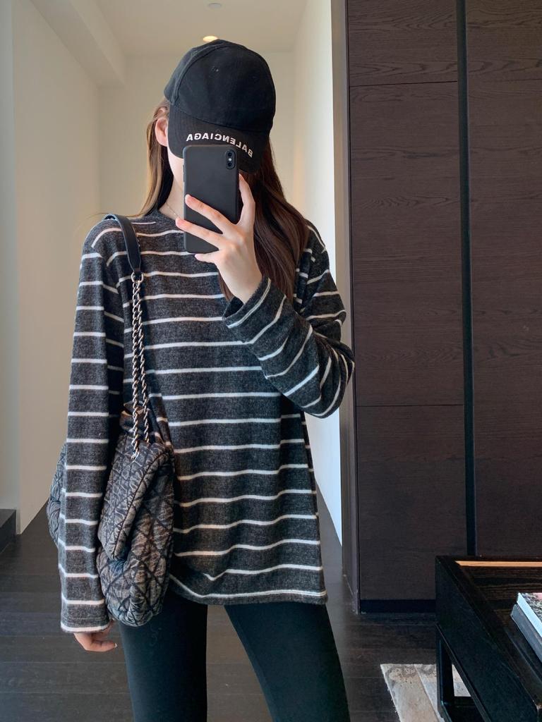 Women's Loose Striped Long-Sleeve T-Shirt: Flattering and Stylish Base Layer for Autumn/Winter 2025