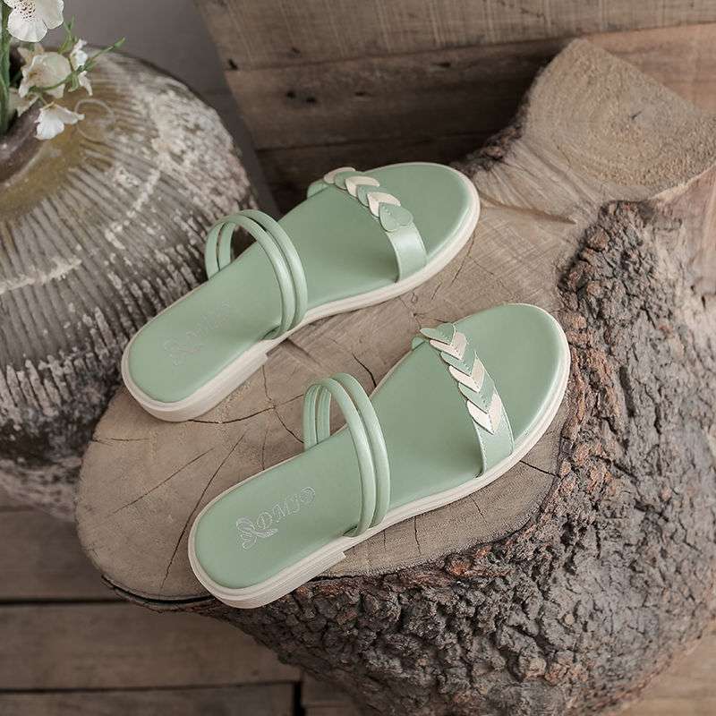 Сандалии женские 2025 новые женские летние студенческие на плоской подошве универсальные два способа носить прохладные шлепанцы маленькие свежие пляжные туфли