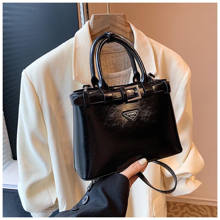 2025 Трендовая женская сумка через плечо большой вместимости - Стильный осенний модный квадратный дизайн