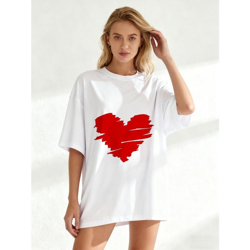 Женская футболка с коротким рукавом и принтом в виде красных мазков кисти в форме сердца.