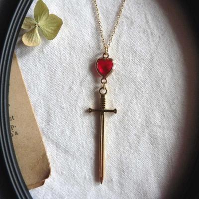 Ретро темперамент Красное сердце Золотой цвет Меч Крест Подвеска Ожерелье для женщин Хэллоуин Готика Романтика Ведьминская Вечеринка Украшения