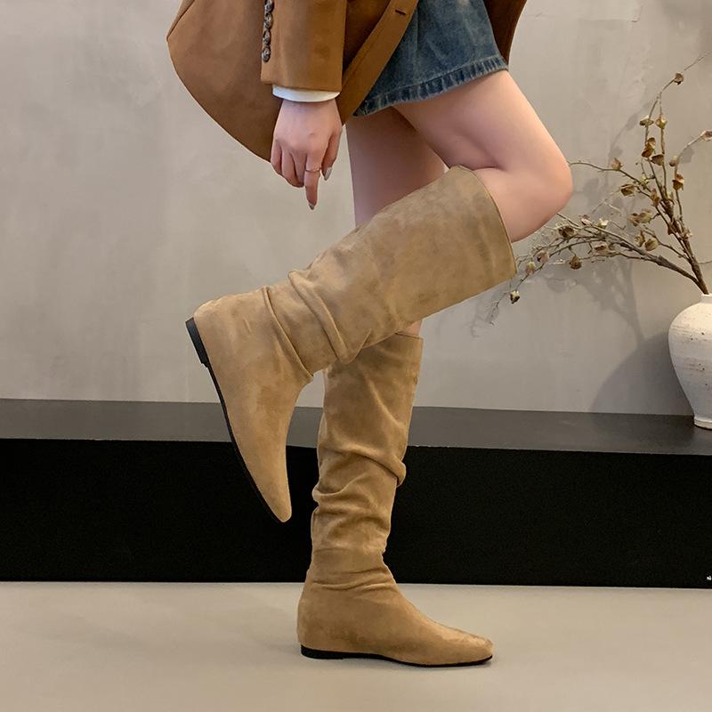 The inner height increases but the knee long tube stacking boots for women's autumn and winter new fashionable square head simple pleated boots