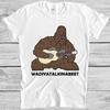 Дерзкий Сасквоч Гитара Бигфут Лез Шоу Шутка Смешной Подарок Футболка T Shirt M1196