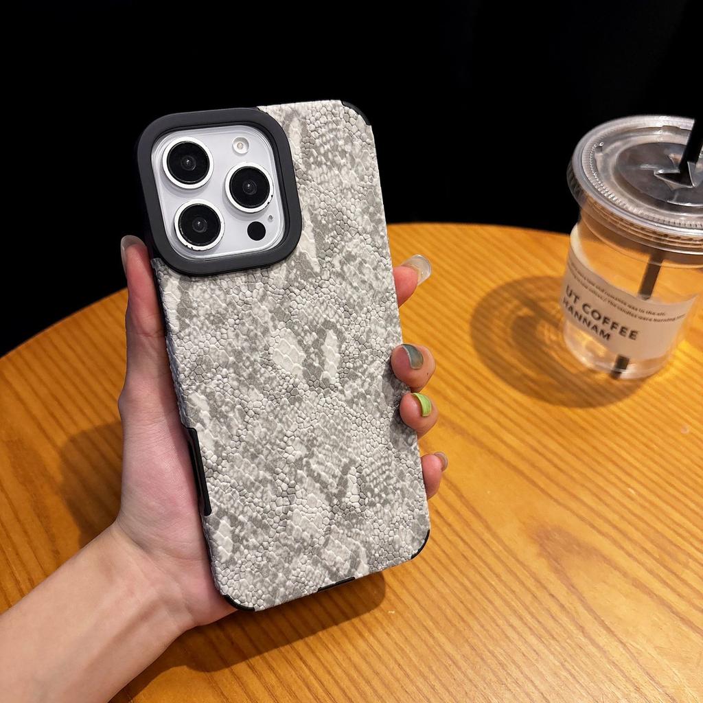 Built in Magnetic Snake Skin Pattern for IPhone 16 ProMax Phone Case for Apple 15 Wristband Holder Case