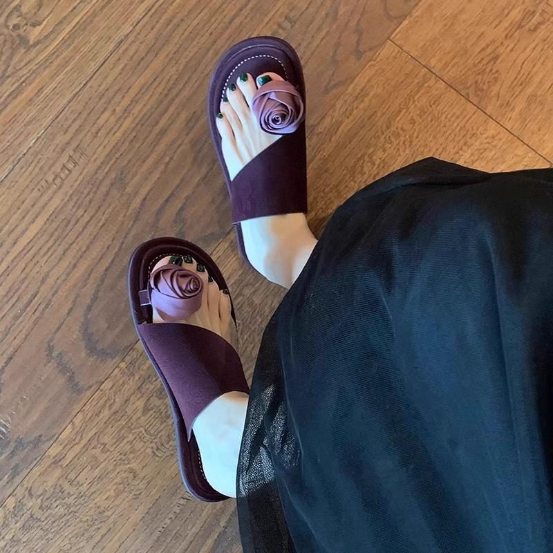 Модные шлепанцы на низком каблуке в стиле феи с шлепанцами в форме цветка. Нежная женщина носит шлепанцы вне пляжа