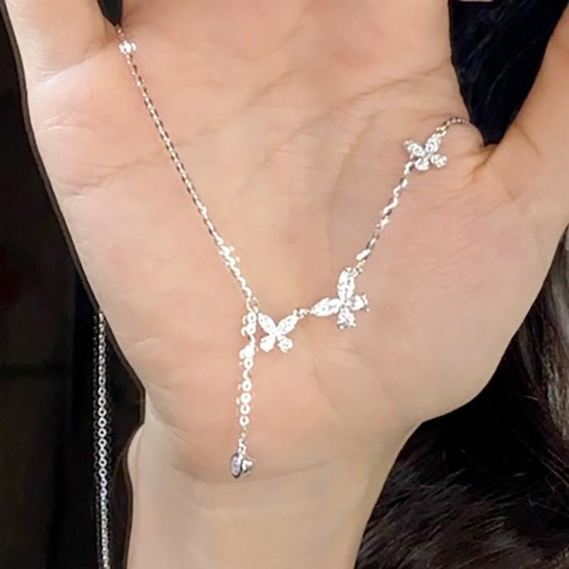 Серебряное ожерелье с подвеской-кисточкой из бабочки и циркония - Легкая роскошная цепочка на ключицы для женщин